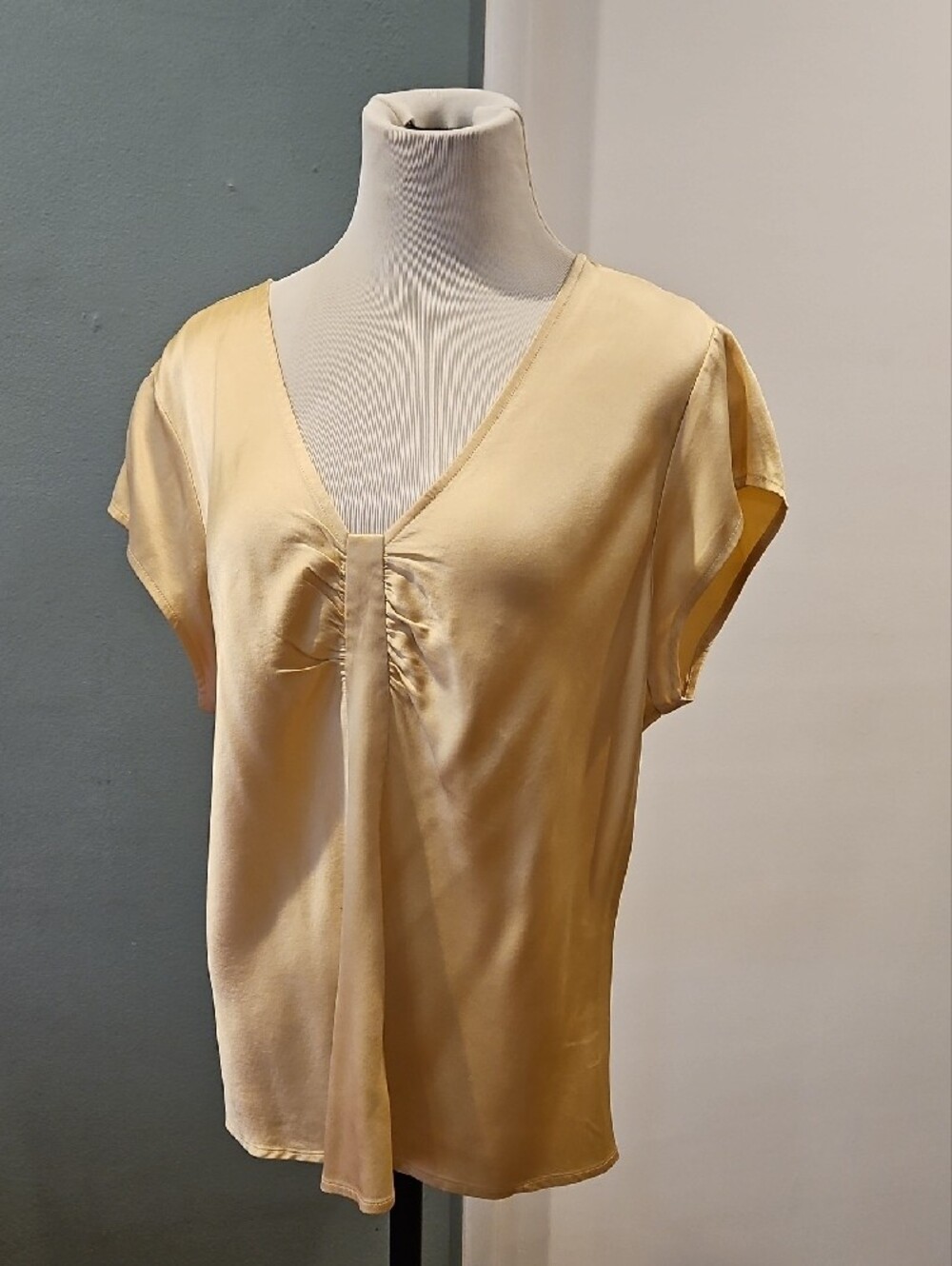 Talbots Butter Cream Yellow Silk V-Neck Pull Over Blouse 0259